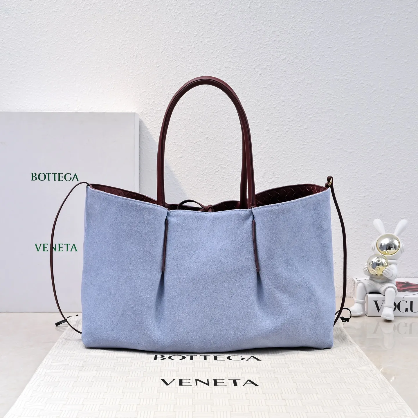 Batch 2660 Bv 2025 early spring series Pinacoteca medium tote handbag. The front is made of classic Intreccia woven cow leather. It is low-key and luxurious. The flip side is made of warm suede. It instantly switches to a lazy and casual style. It has a large internal capacity. It is no pressure to carry a computer for commuting. It is also thoughtfully matched with a small detachable bag. It feels full and full of security. The woven texture is so delicate that you can't put it down. The highlight is that it is super versatile. Come and get your new bag😝 Model: 7166 Size: 23*43*14.5cm
